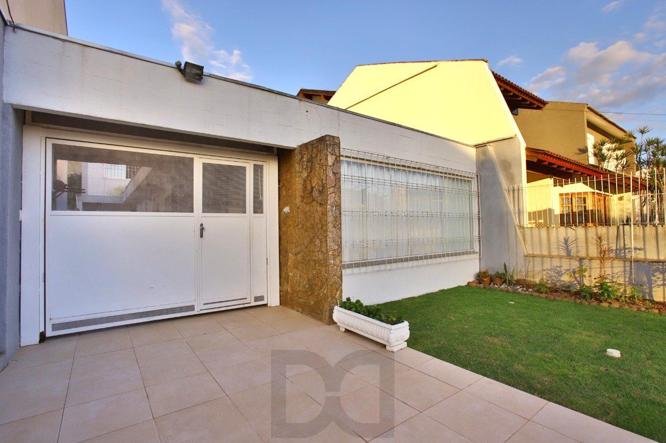 Casa com Edícula nos fundos, total de 5 dormitórios no Bairro gloria. — foto 1