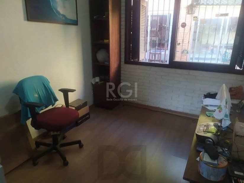 Casa com 03 dormitórios, churrasqueira, pátio com piscina e 5 vagas de garagem no bairro Menino Deus — foto 16