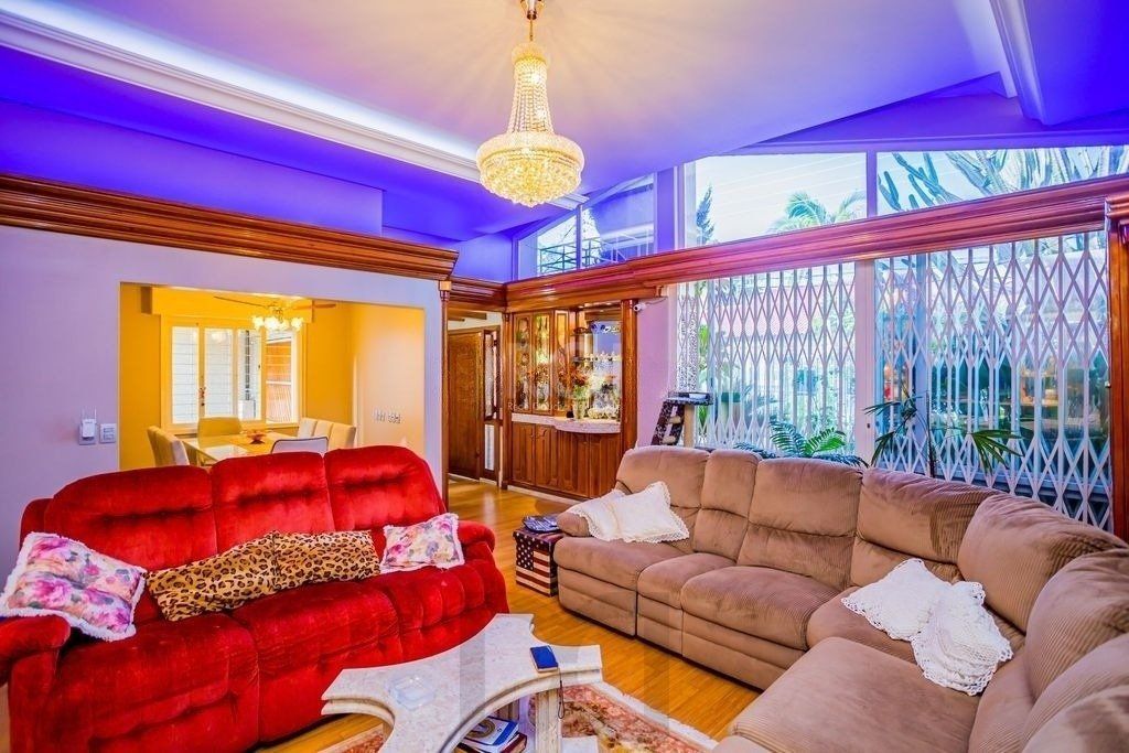 Belíssima casa de 375m² e 04 dormitórios sendo 01 suíte. — foto 15