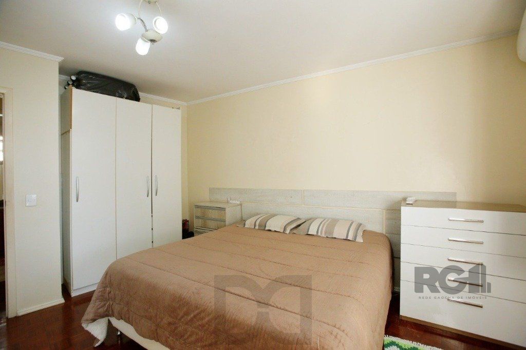 Excelente casa de 235m² com 4 dormitórios e 3 vagas no bairro Azenha. — foto 13