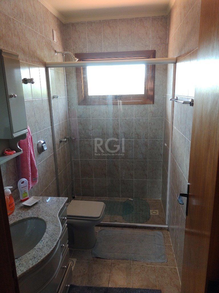 Excelente casa com 03 suíte, espaço gourmet com churrasqueira, living com lareira, pátio com piscina e garagem para 02 carros no bairro Espírito Santo — foto 30