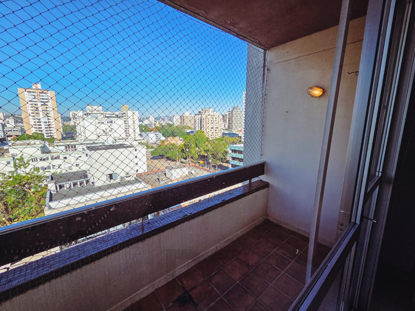 COBERTURA NO MENINO DEUS - 2 DORM, 2 BANH, 2 VAGAS COBERTAS - VISTA PANORÂMICA — foto 17