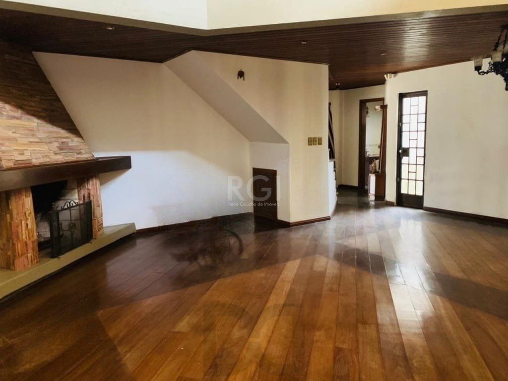 Encantadora residência com 03 dormitórios sendo 01 suíte e piscina. — foto 1