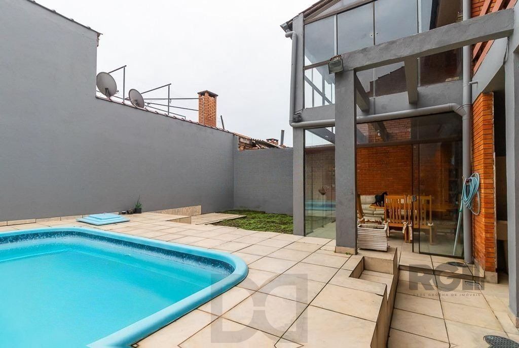 Casa de 245m² com 5 dormitórios no bairro Sarandi — foto 1