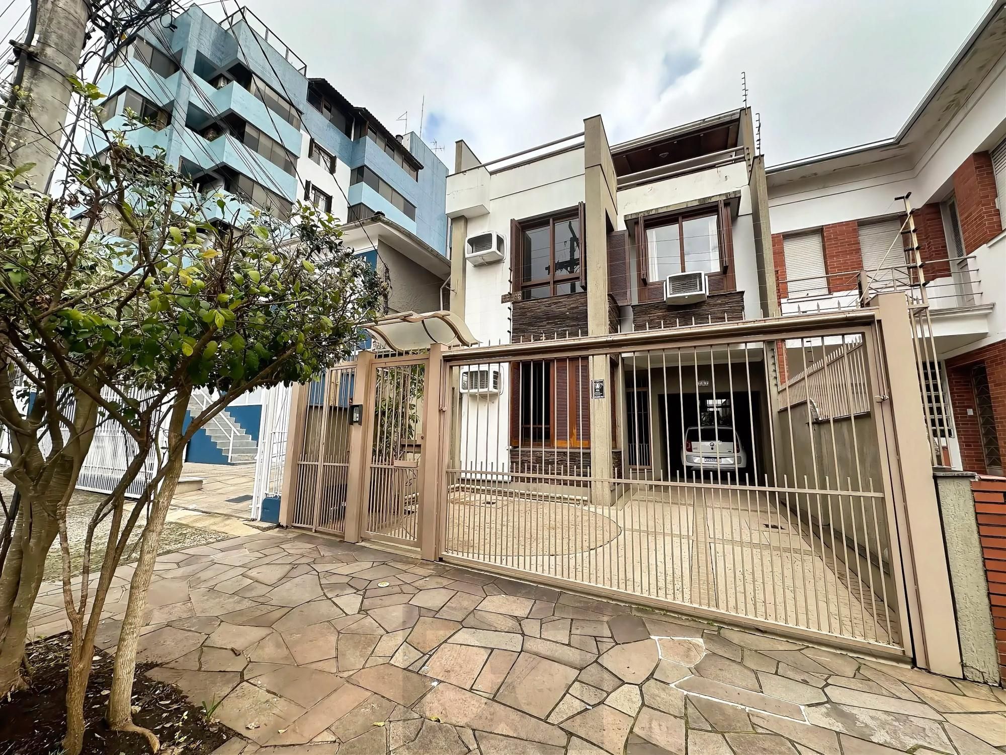 Casa com 4 dormitórios e 309m² à venda em Floresta, Porto Alegre. — foto 1