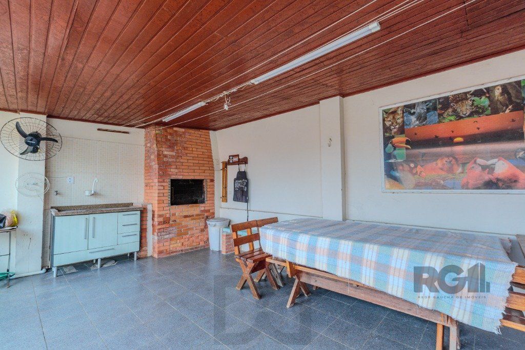Casa 253m², 3 suítes, pátio, churrasqueira e vaga de garagem para 4 carros no bairro Nonoai — foto 29