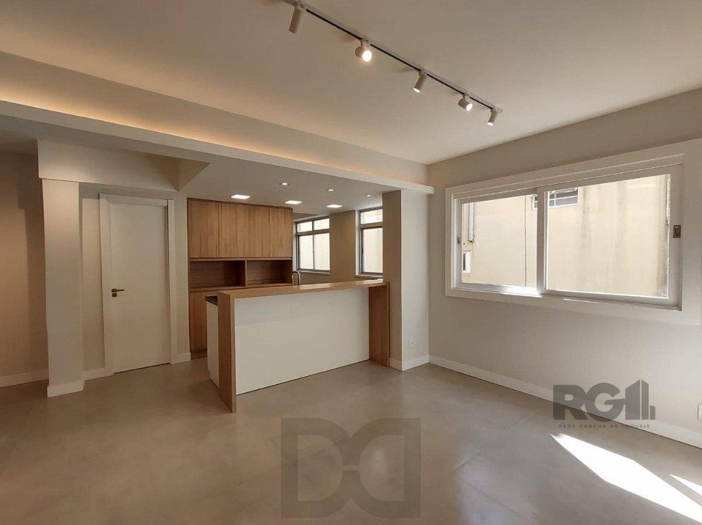 Apartamento semi mobiliado, 67m², 2 dormitórios, 1 vaga no bairro Petrópolis — foto 1