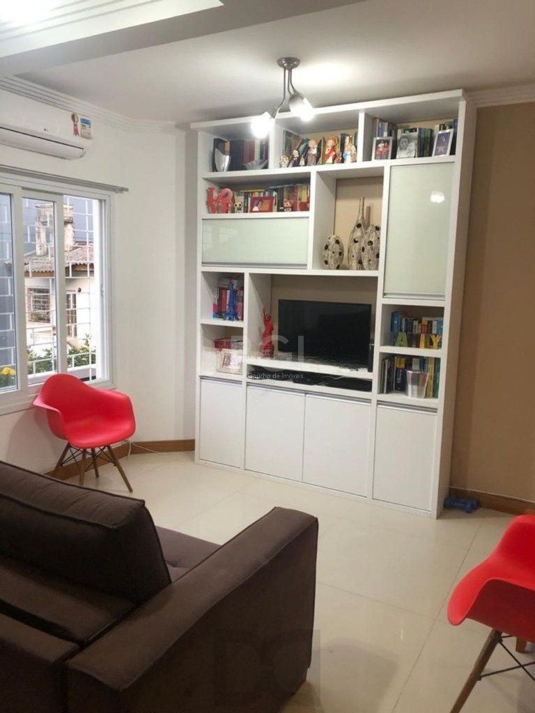Casa com 03 dormitórios, 01 suíte, pátio com churrasqueira e 03 vagas de garagem no bairro Tristeza — foto 2