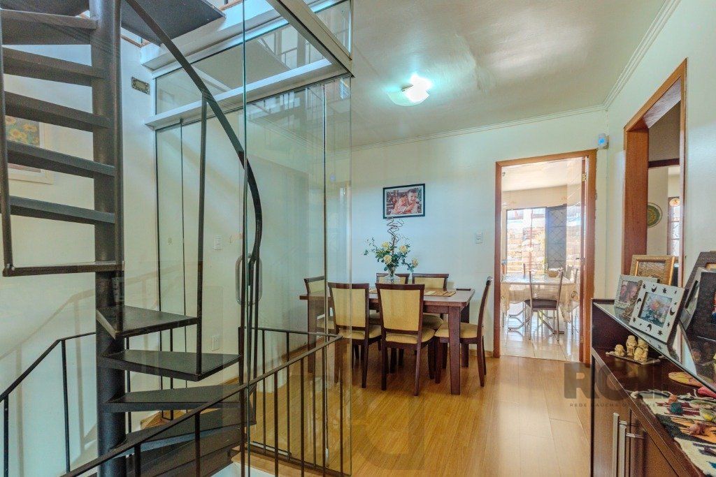 Casa 253m², 3 suítes, pátio, churrasqueira e vaga de garagem para 4 carros no bairro Nonoai — foto 4