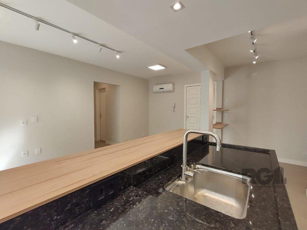 Apartamento semi mobiliado, 67m², 2 dormitórios, 1 vaga no bairro Petrópolis — foto 11