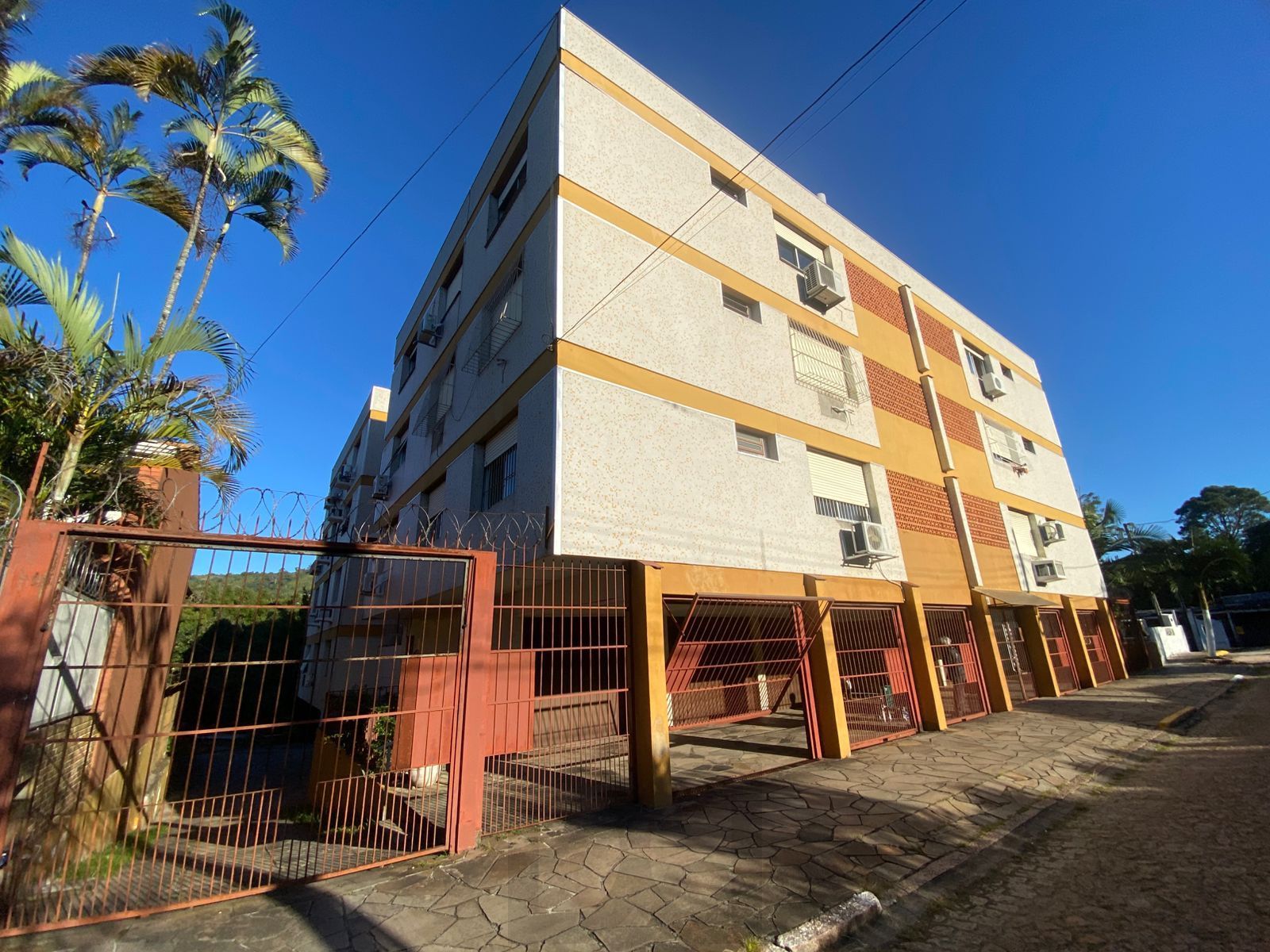 Apartamento 2 Dormitórios com Garagem Coberta à Venda no Bairro Teresópolis – Amplo, Arejado e de Frente, 67m2 — foto 1