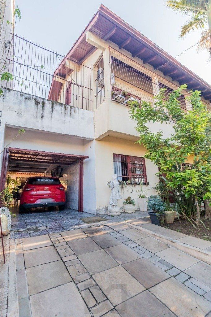 Sobrado de 215m² - 4 dormitórios, 5 vagas no bairro Passo das Pedras — foto 1