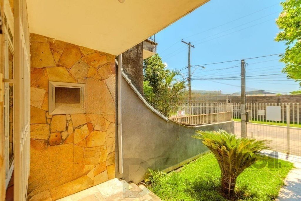 Casa de 3 dormitórios no bairro Rubem Berta — foto 1