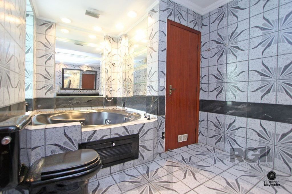 Casa com 5 suítes, 7 banheiros, 4 vagas no bairro Partenon — foto 29
