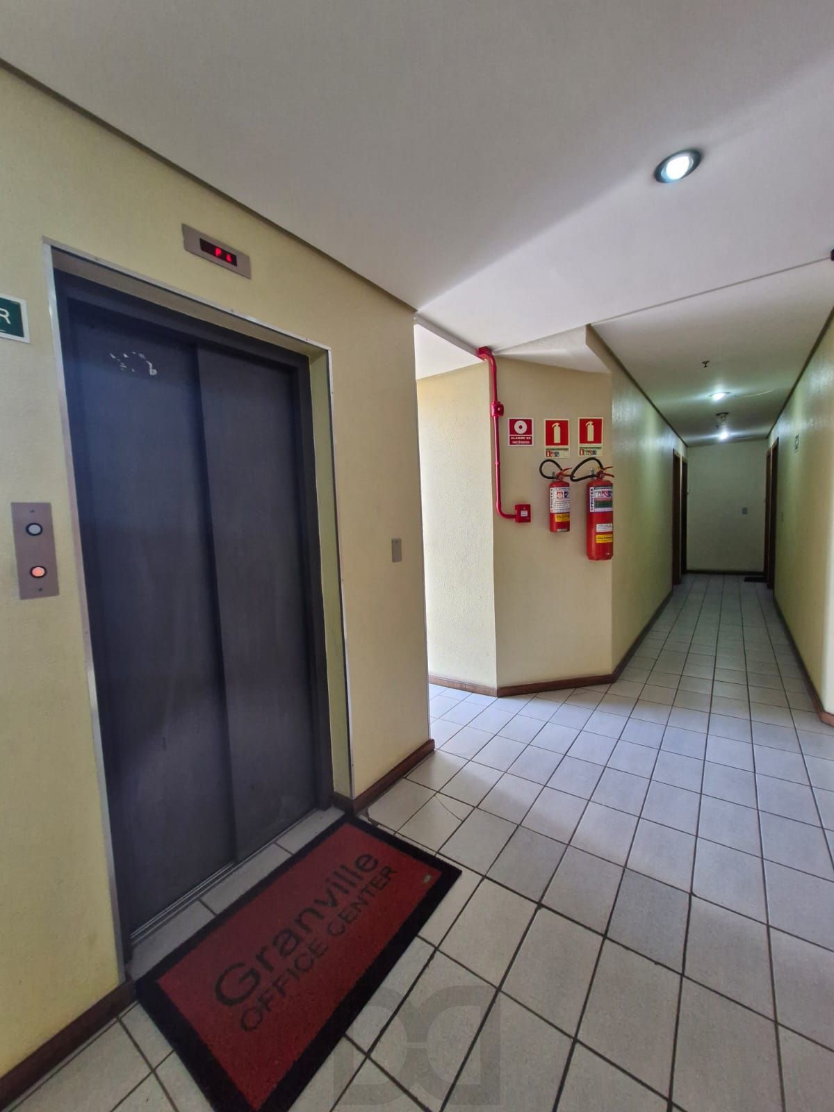 Sala comercial em prédio com elevador, no bairro Teresópolis. — foto 9