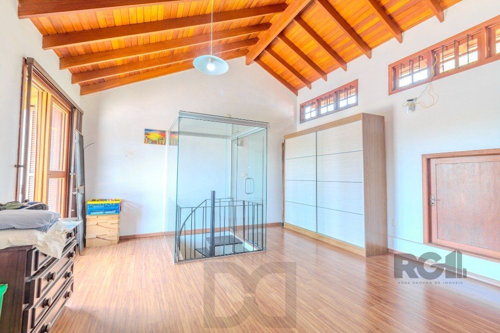 Casa 253m², 3 suítes, pátio, churrasqueira e vaga de garagem para 4 carros no bairro Nonoai — foto 11