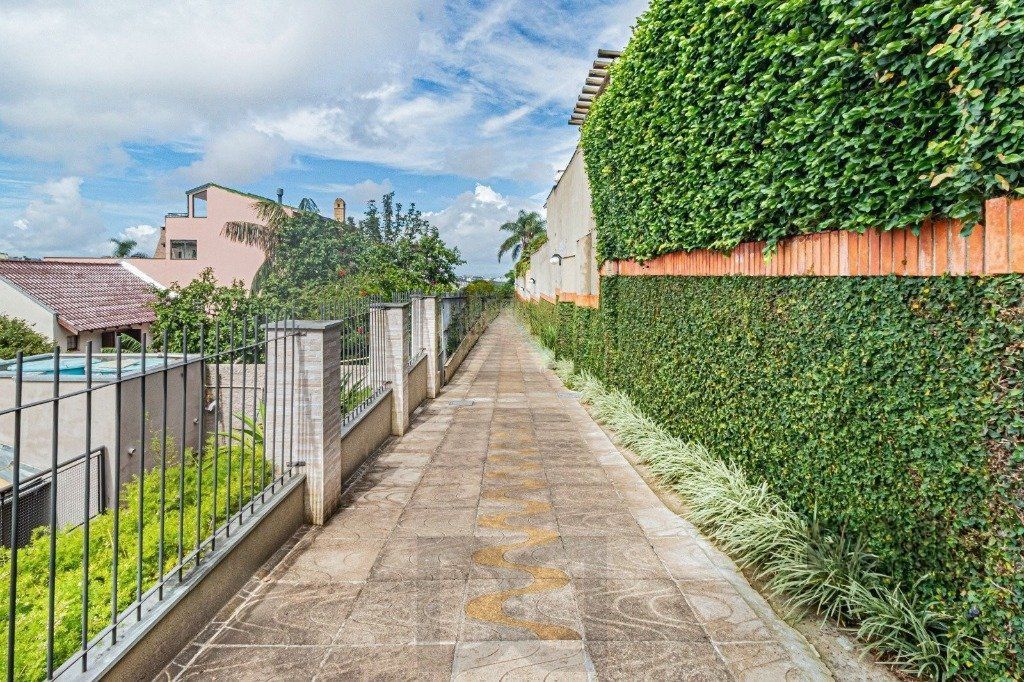 Linda casa de 04 dormitórios com vista livre no Bairro Teresópolis — foto 80