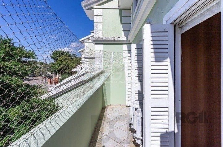 Casa com 03 dormitórios, 01 suíte, pátio, terraço com churrasqueira e vaga de garagem para 03 carros no bairro Ipanema — foto 17