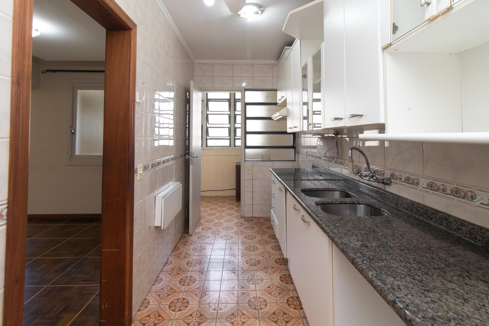 Apartamento de 03 dormitorios com suite e vaga coberta no bairro Menino Deus — foto 8