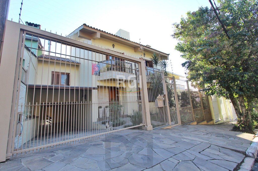 Casa para Venda - 250m², 3 dormitórios, sendo 1 suites, Teresópolis — foto 1