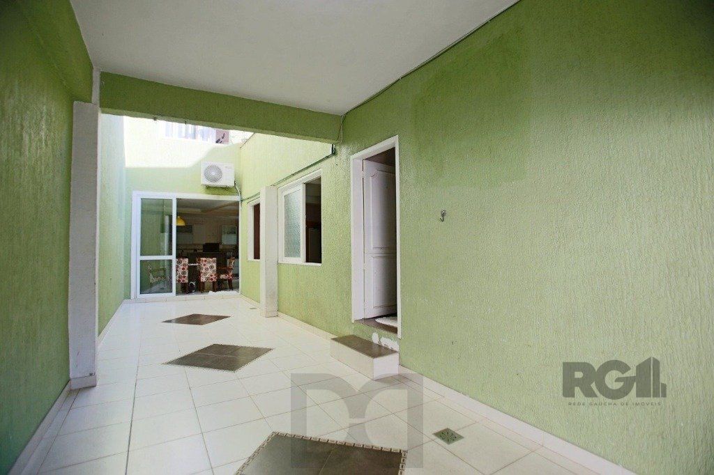 Excelente casa de 235m² com 4 dormitórios e 3 vagas no bairro Azenha. — foto 22