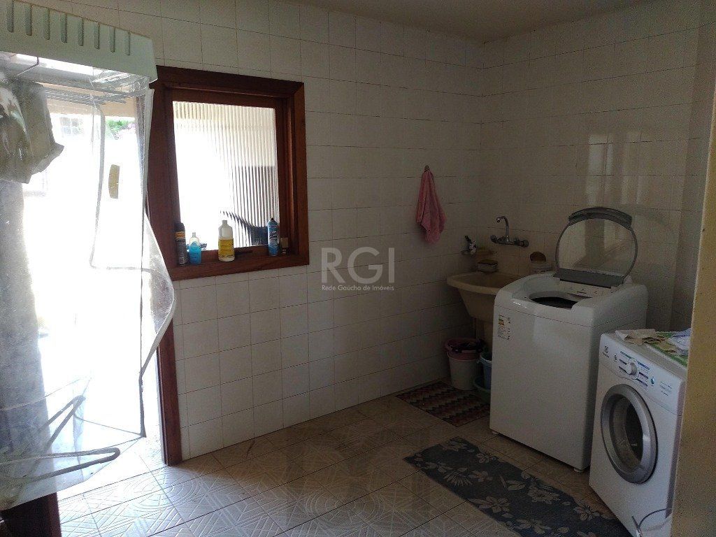 Excelente casa com 03 suíte, espaço gourmet com churrasqueira, living com lareira, pátio com piscina e garagem para 02 carros no bairro Espírito Santo — foto 43