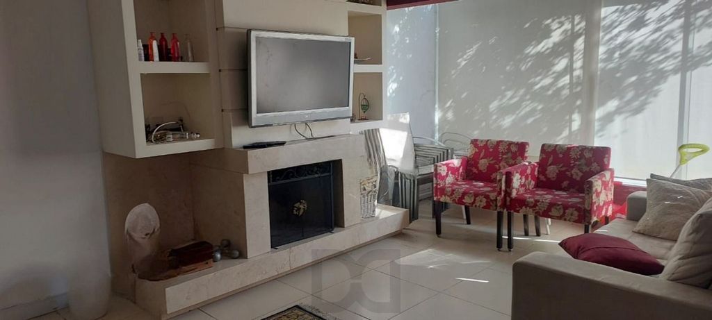 Sobrado com, 3 quartos sendo 1 suíte com hidro, no bairro Glória. — foto 2