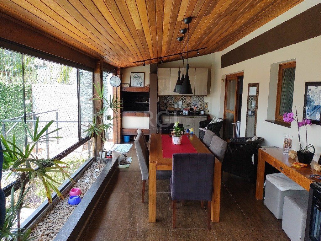 Excelente casa com 03 suíte, espaço gourmet com churrasqueira, living com lareira, pátio com piscina e garagem para 02 carros no bairro Espírito Santo — foto 13