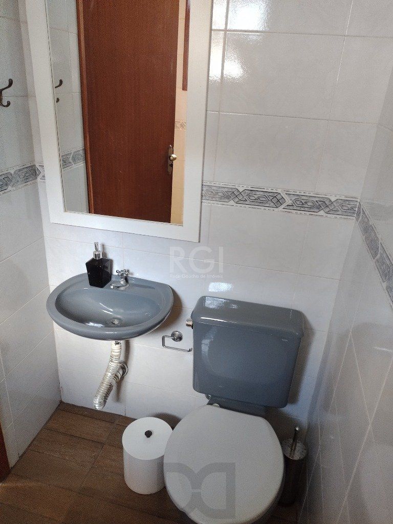 Excelente casa com 03 suíte, espaço gourmet com churrasqueira, living com lareira, pátio com piscina e garagem para 02 carros no bairro Espírito Santo — foto 44