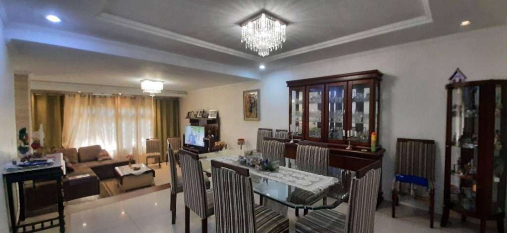 VENDE – AMPLA CASA RESIDENCIAL COM PISCINA E 5 VAGAS — foto 11