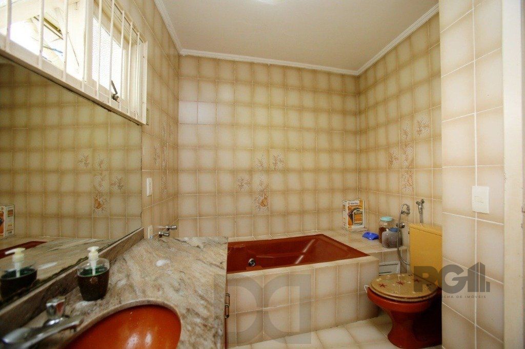 Excelente casa de 235m² com 4 dormitórios e 3 vagas no bairro Azenha. — foto 14