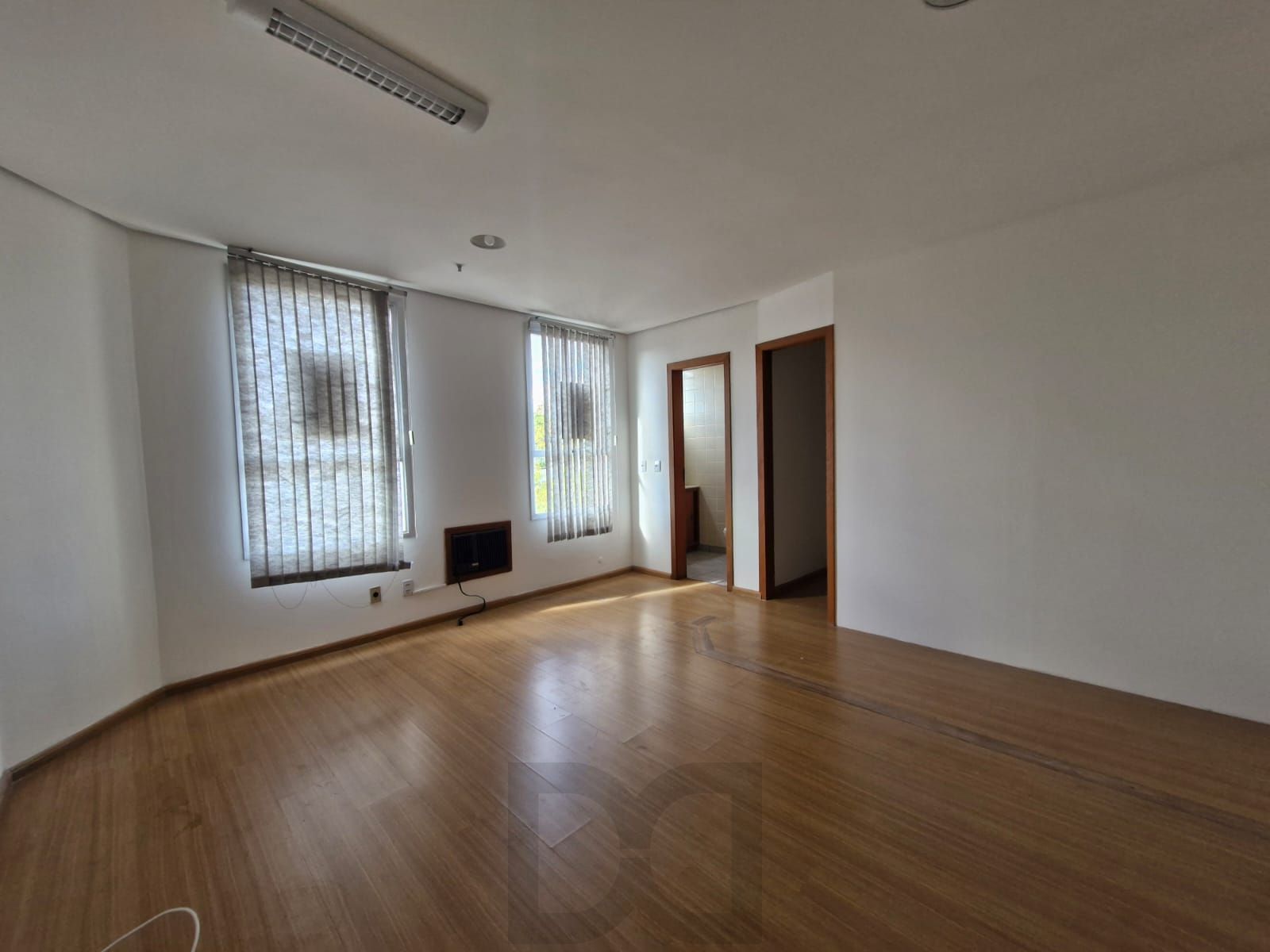 Sala comercial em prédio com elevador, no bairro Teresópolis. — foto 2