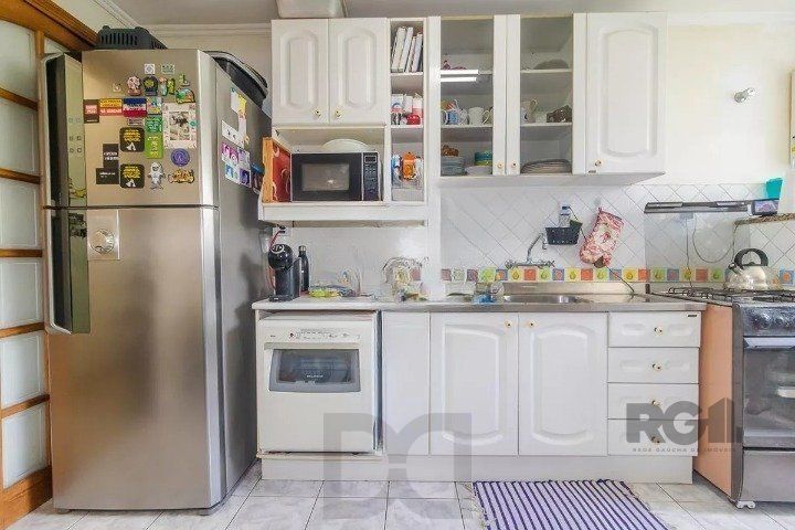 Apartamento com 2 dormitórios reversível para 3, e condomínio com portaria 24h, salão de festas, quadra e playground. Próximo à Orla e BarraShopping. — foto 7