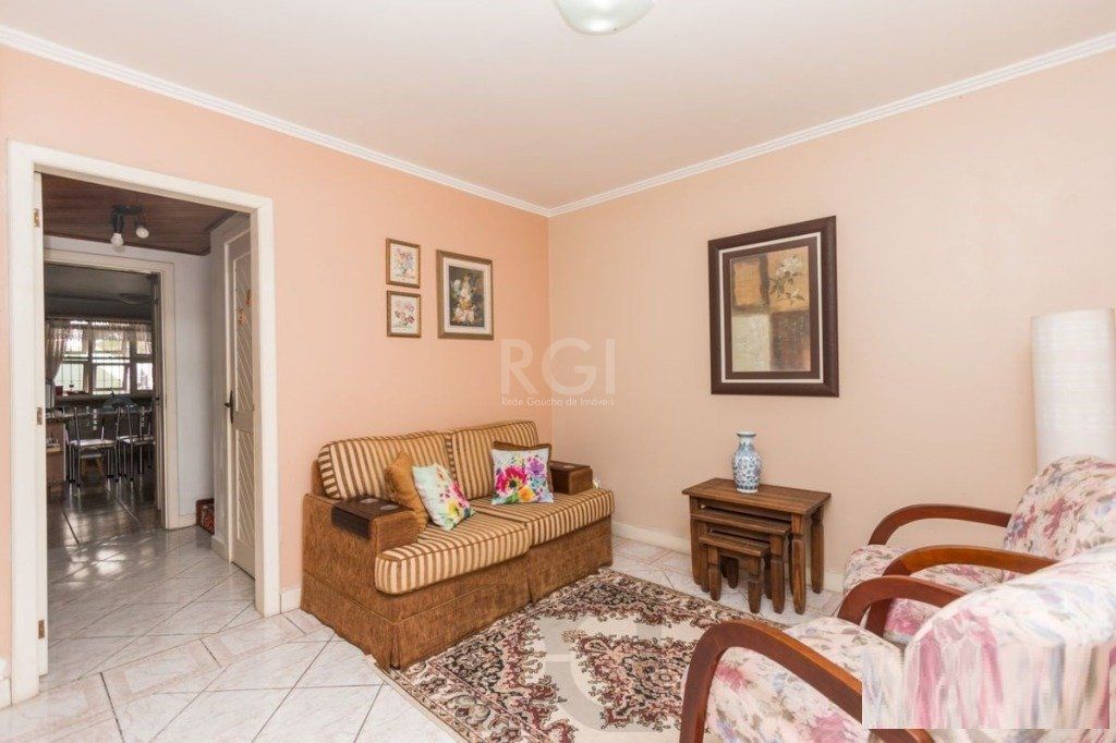 Casa para Venda - 258m², 3 dormitórios, sendo 1 suites, 4 vagas - Teresópolis — foto 2