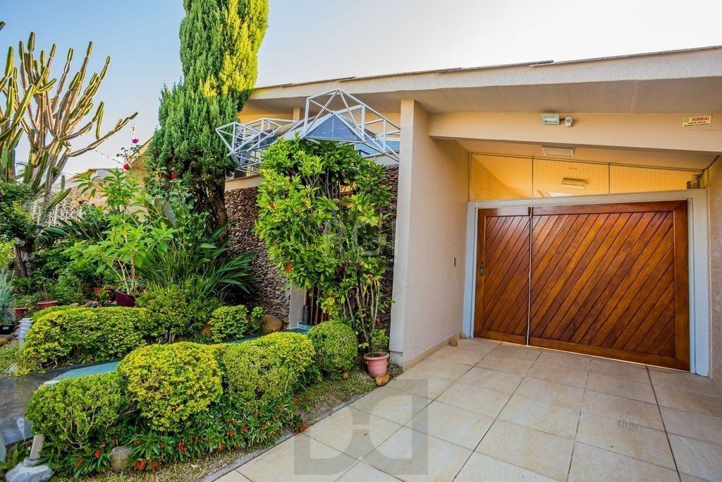 Belíssima casa de 375m² e 04 dormitórios sendo 01 suíte. — foto 7