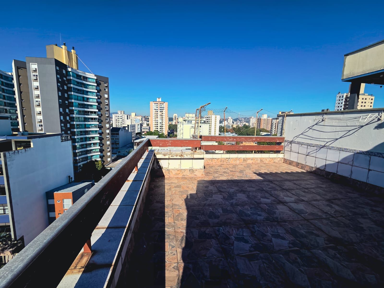 COBERTURA NO MENINO DEUS - 2 DORM, 2 BANH, 2 VAGAS COBERTAS - VISTA PANORÂMICA — foto 29