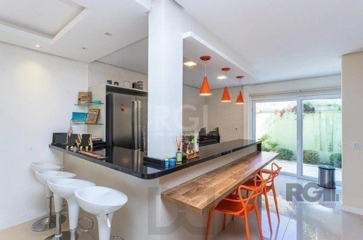 Casa com 03 dormitórios, 01 suíte, pátio, terraço com churrasqueira e vaga de garagem para 03 carros no bairro Ipanema — foto 11