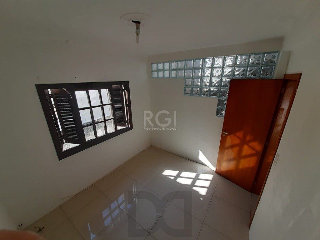 Casa para Venda - 122m², 5 dormitórios, sendo 2 suites, 2 vagas - Teresópolis — foto 2