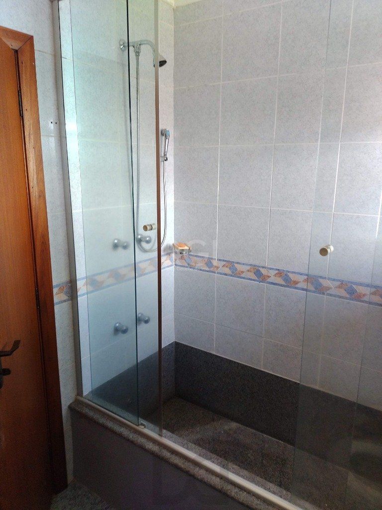 Excelente casa com 03 suíte, espaço gourmet com churrasqueira, living com lareira, pátio com piscina e garagem para 02 carros no bairro Espírito Santo — foto 26