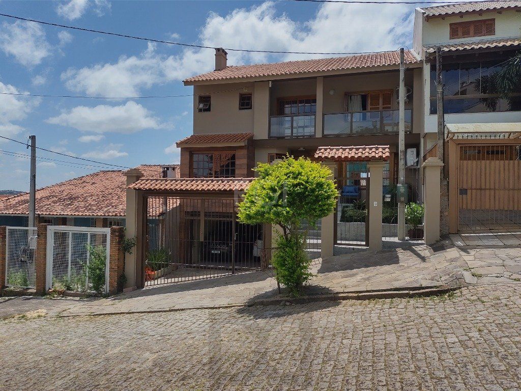 Excelente casa com 03 suíte, espaço gourmet com churrasqueira, living com lareira, pátio com piscina e garagem para 02 carros no bairro Espírito Santo — foto 54