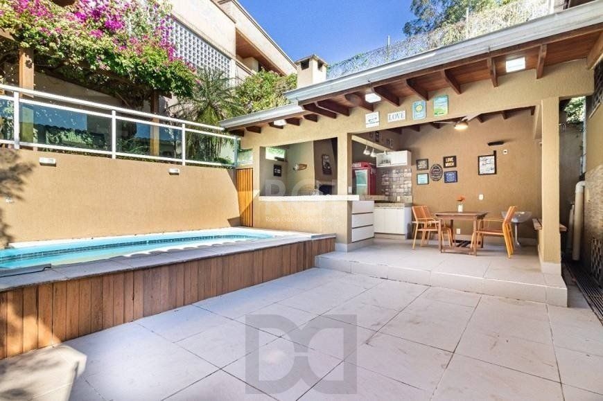 Excelente casa de 264m² com 4 dormitórios no bairro Menino Deus — foto 4
