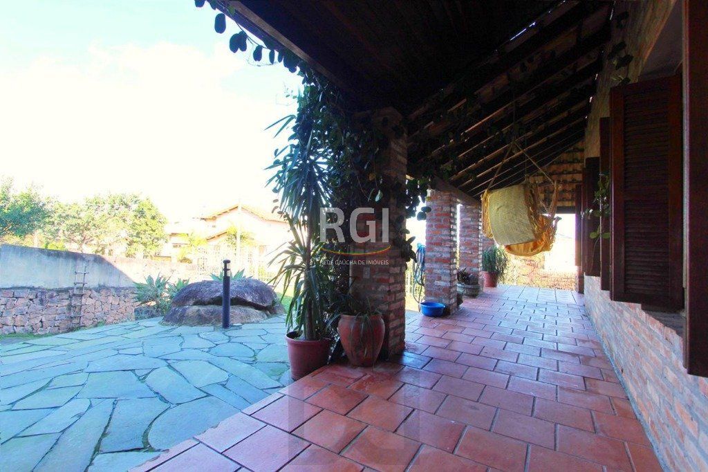 Casa para Venda - 269.06m², 4 dormitórios, sendo 2 suites, 5 vagas - Teresópolis — foto 3