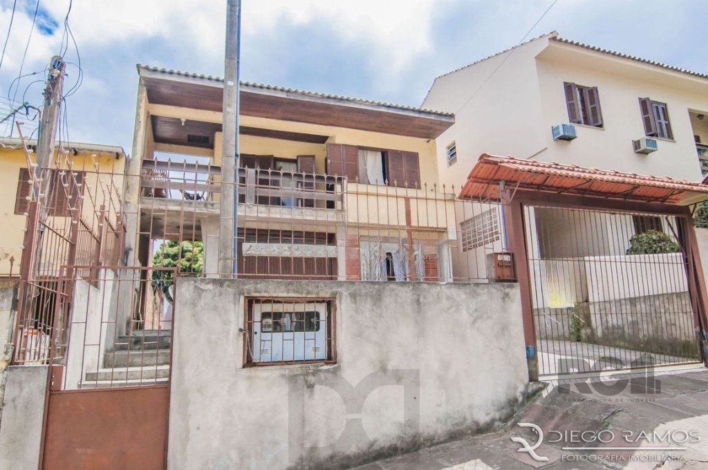 Casa de 4 dormitórios no bairro Glória — foto 1