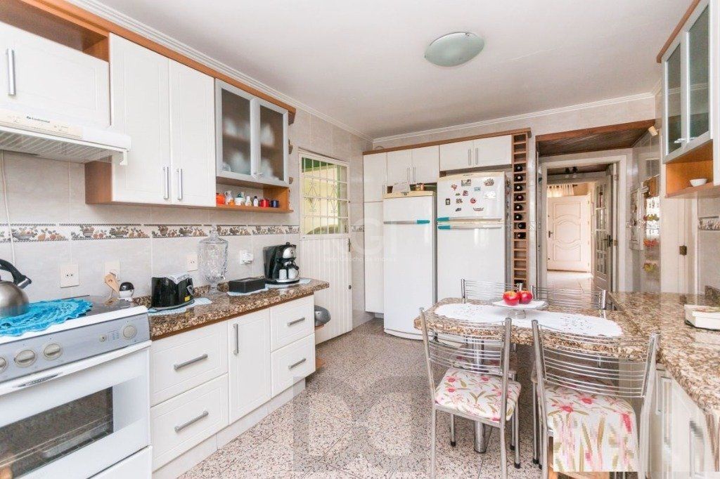 Casa para Venda - 258m², 3 dormitórios, sendo 1 suites, 4 vagas - Teresópolis — foto 27