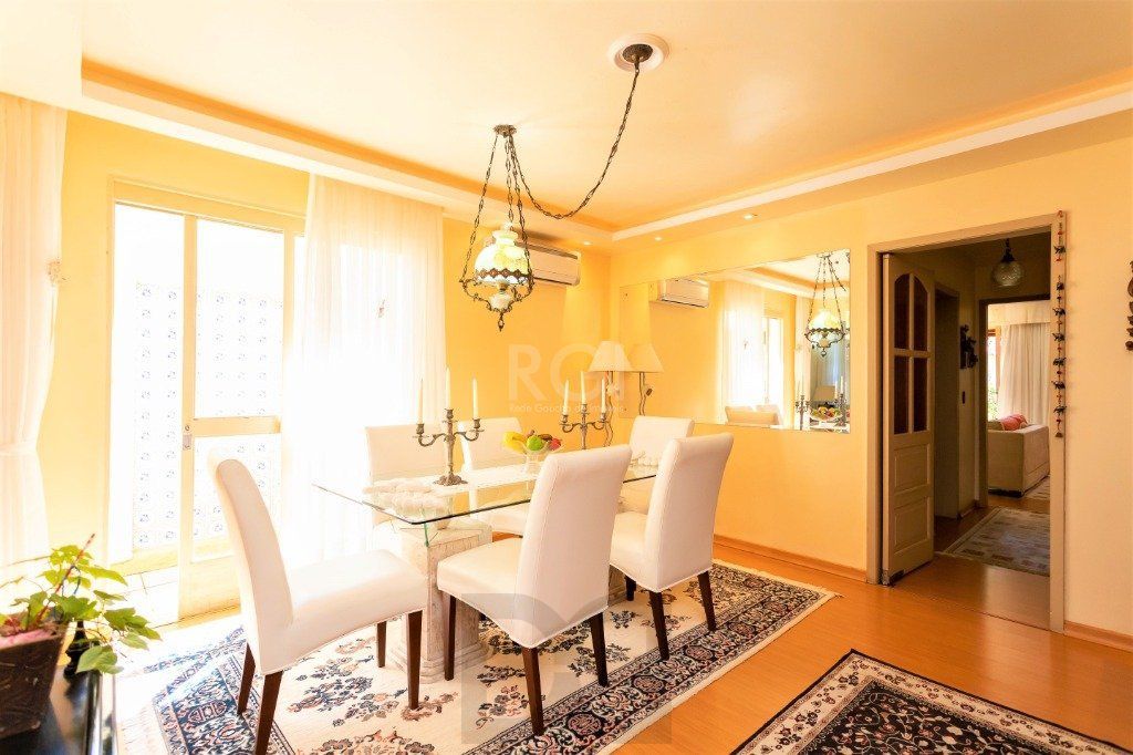 Casa para Venda - 228m², 4 dormitórios, sendo 1 suites, 5 vagas - Teresópolis — foto 1