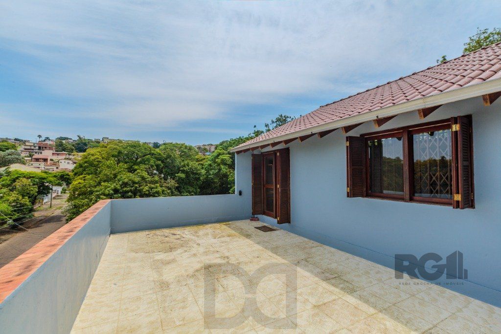 Casa 253m², 3 suítes, pátio, churrasqueira e vaga de garagem para 4 carros no bairro Nonoai — foto 18