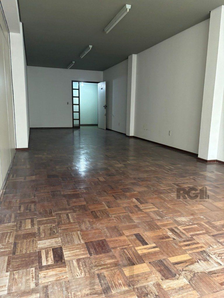 Sala comercial 64,23m², 1 banheiro no bairro Azenha — foto 2