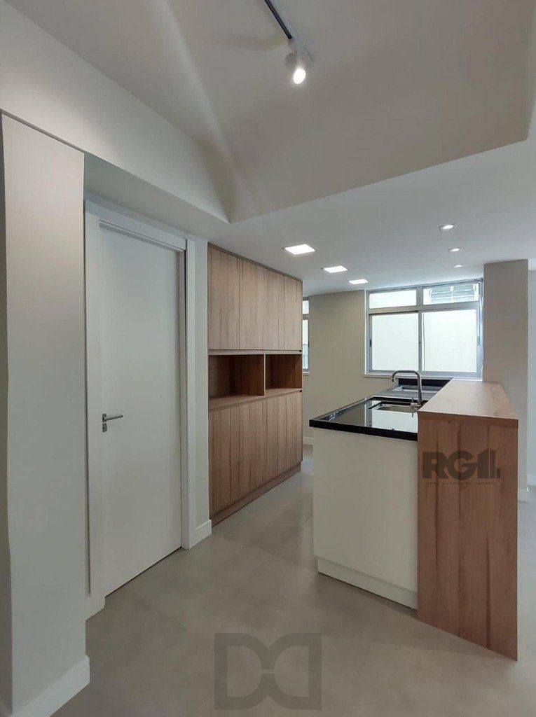 Apartamento semi mobiliado, 67m², 2 dormitórios, 1 vaga no bairro Petrópolis — foto 6