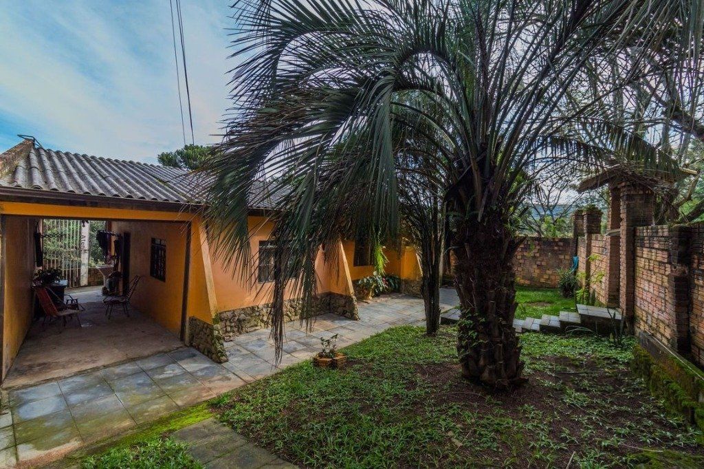 Casa de 3 dormitórios no bairro Lomba do Pinheiro — foto 1