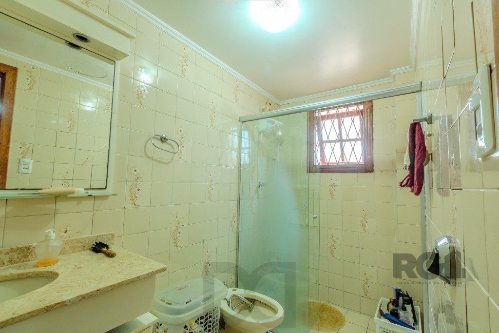 Casa 253m², 3 suítes, pátio, churrasqueira e vaga de garagem para 4 carros no bairro Nonoai — foto 10